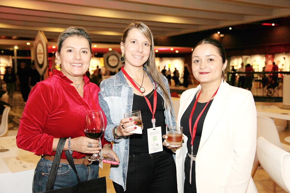 Mary Luz Morales, Catalina Suárez y Juliana Martínez. Mary Luz Morales, Catalina Suárez y Juliana Martínez.