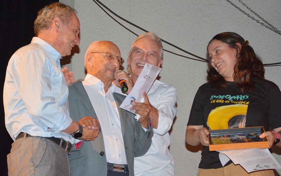 En en el evento fue homenajeado Jaime Jaramillo quien junto a su esposa, Tina, inspiró a sus hijos a servir incondicionalmente. En la imagen lo acompañan sus hijos Fernando y Jaime, más conocido como Papá Jaime, fundador de la Fundación Niños de los Andes, y su nieta Manuela Jaramillo. En en el evento fue homenajeado Jaime Jaramillo quien junto a su esposa, Tina, inspiró a sus hijos a servir incondicionalmente. En la imagen lo acompañan sus hijos Fernando y Jaime, más conocido como Papá Jaime, fundador de la Fundación Niños de los Andes, y su nieta Manuela Jaramillo.