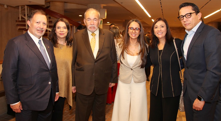 Nicolás Yepes, Luisa Fernanda Morales, Carlos Darío Barrera, Lorena Bermeo, Gloria Ortiz, y Ramiro Escandón. Nicolás Yepes, Luisa Fernanda Morales, Carlos Darío Barrera, Lorena Bermeo, Gloria Ortiz, y Ramiro Escandón.