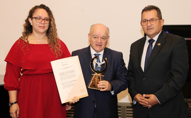 Fabio Arias, rector de la Universidad de Caldas entrega el reconocimiento Humberto Gallego Gamboa a José Fernando Reyes Cuartas, presidente de la Corte Constitucional; los acompaña Paula Tatiana Pantoja, delegada del presidente de la república ante el Consejo Superior. Fabio Arias, rector de la Universidad de Caldas entrega el reconocimiento Humberto Gallego Gamboa a José Fernando Reyes Cuartas, presidente de la Corte Constitucional; los acompaña Paula Tatiana Pantoja, delegada del presidente de la república ante el Consejo Superior.