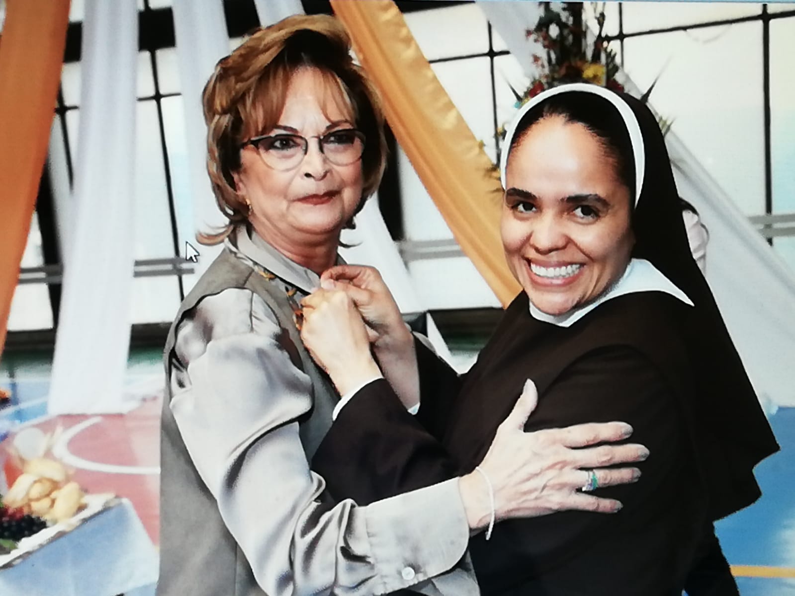 La hermana Jessica Arango Hernández, rectora del colegio Santa Inés, le impone el escudo de 50 años de graduada a Ángela María Gómez Upegui. La hermana Jessica Arango Hernández, rectora del colegio Santa Inés, le impone el escudo de 50 años de graduada a Ángela María Gómez Upegui.