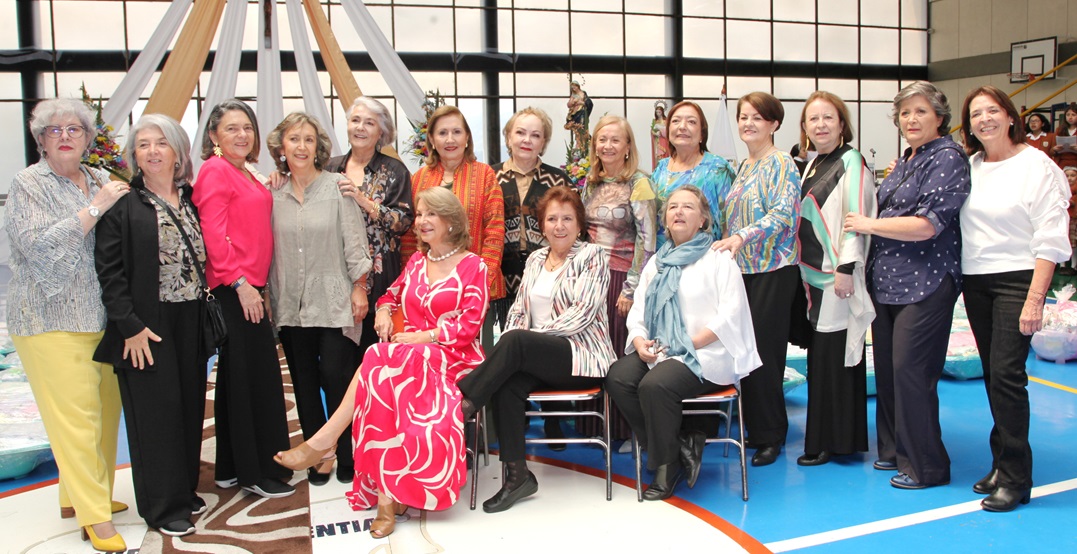 Eleonora Montoya, Paula Robledo, Margarita María Uribe, Ana María Morales, Martha Gaviria, Luz Aida Llano, Valentina Mejía, Adiela Hoyos, María Leonor Escobar, Gloria Inés Franco, Gloria Inés López, Luz María Safón y Ana María Jaramillo. Sentadas: Lina Patricia Moreno, Beatriz Elena Correa y Ana María Robledo. Exalumnas. Eleonora Montoya, Paula Robledo, Margarita María Uribe, Ana María Morales, Martha Gaviria, Luz Aida Llano, Valentina Mejía, Adiela Hoyos, María Leonor Escobar, Gloria Inés Franco, Gloria Inés López, Luz María Safón y Ana María Jaramillo. Sentadas: Lina Patricia Moreno, Beatriz Elena Correa y Ana María Robledo. Exalumnas.