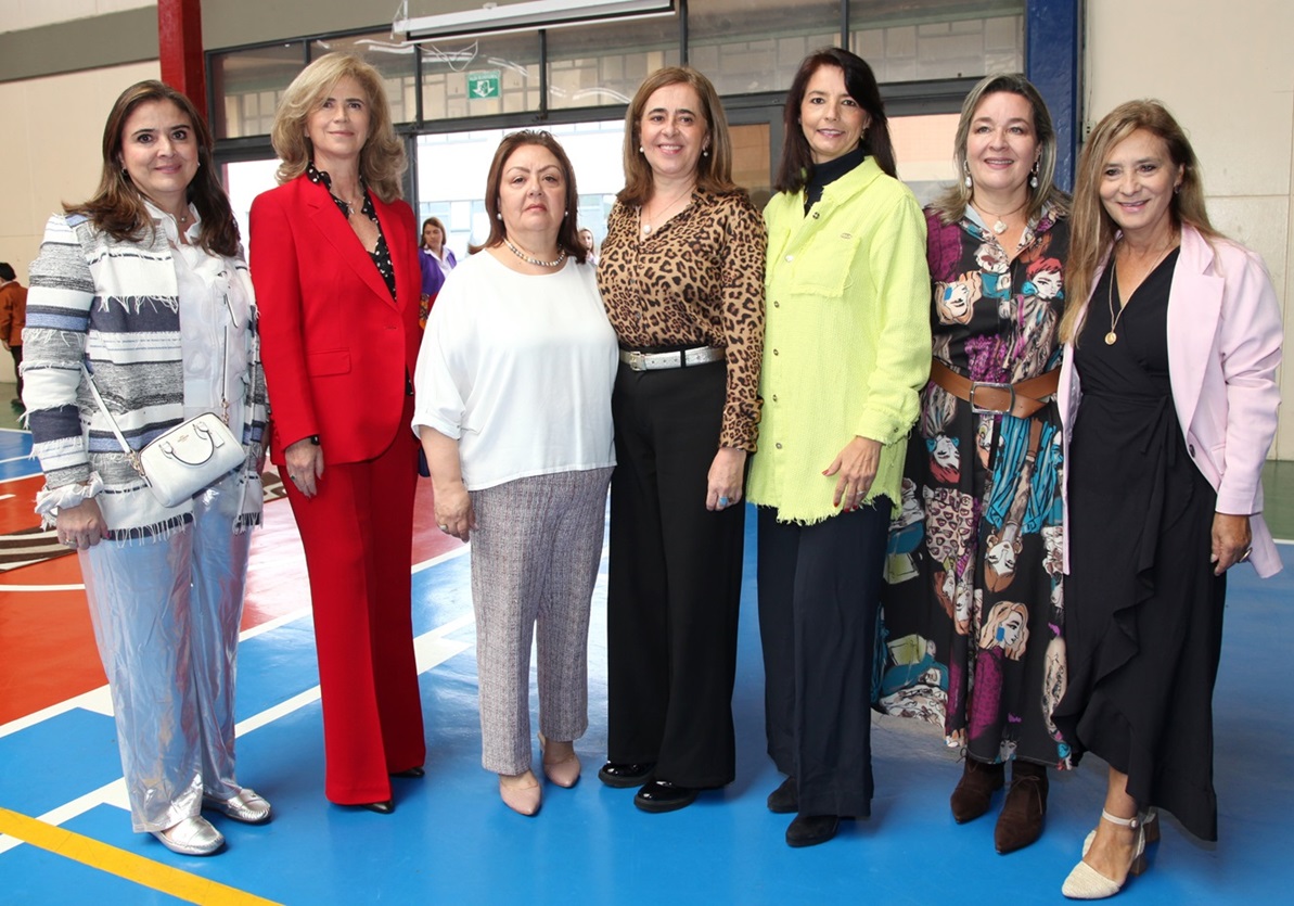 Luz Ángela Chica, Cristina Gómez, Margarita Jiménez, Luz María Gómez, Claudia Villegas Hauss, Aida Valencia y Luz Adriana Valencia. Exalumnas. Luz Ángela Chica, Cristina Gómez, Margarita Jiménez, Luz María Gómez, Claudia Villegas Hauss, Aida Valencia y Luz Adriana Valencia. Exalumnas.