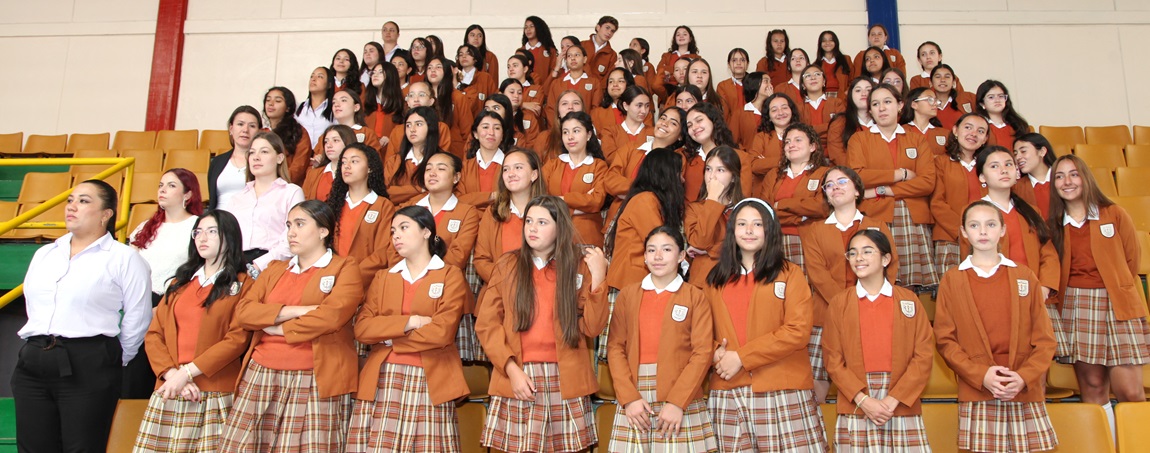 Grupo de estudiantes asistente al evento. Grupo de estudiantes asistente al evento.