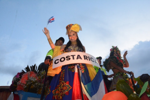 Costa Rica también cautivó con su colorido traje, pero quienes se encontraban en el centro de la ciudad no pudieron verlo bien tras anochecer.  