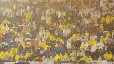 9:30 p.m. El público esperó cerca de 40 minutos bajo la lluvia la decisión oficial.