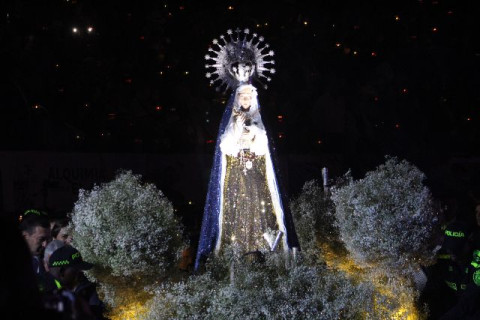 7:55 p.m. La lluvia que estaba cayendo en la ciudad cesó mientras se daban los actos oficiales de entrada de la Virgen de la Macarena al Festival Taurino.