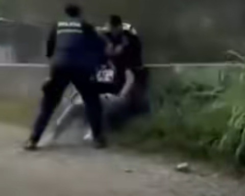 La persecución terminó en una estación de servicio.