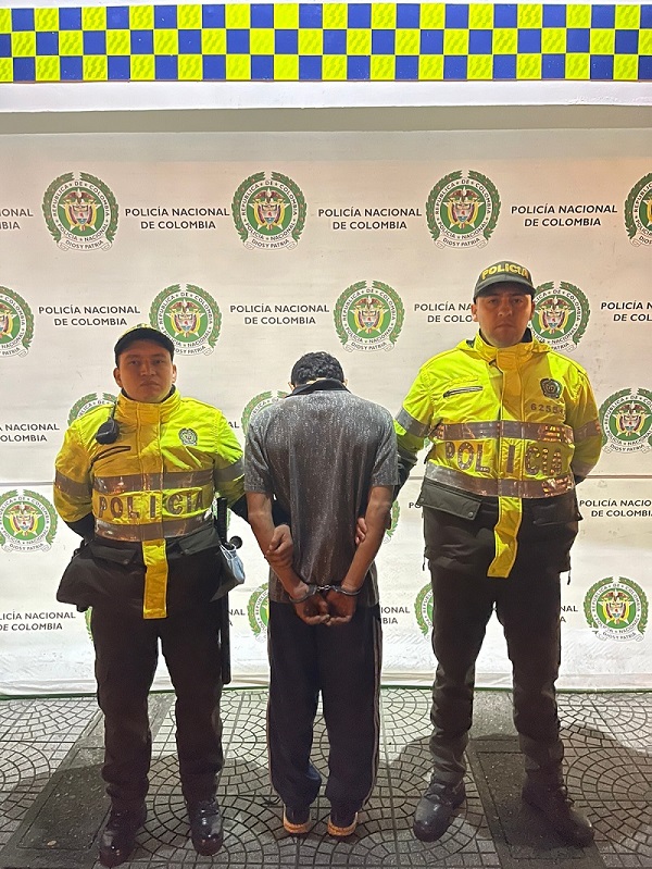 Este sujeto enfrenta cargos por agredir a la mascota y a su dueño.
