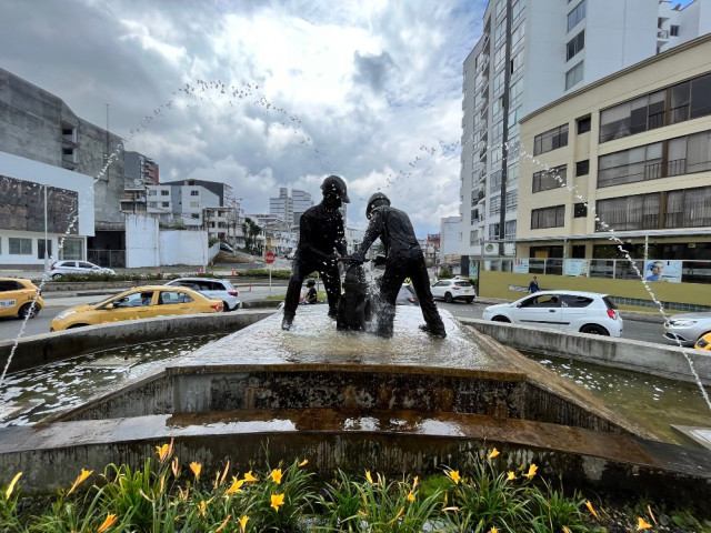 Fuente ubicada en la Avenida Paralela con calle 52. Escultura al Agua y al Trabajador del artista Alejandro Londoño Villegas. Su costo fue de $440 millones aportados por Aguas de Manizales.