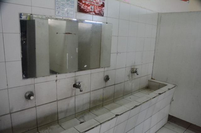 Grifería del baño de mujeres