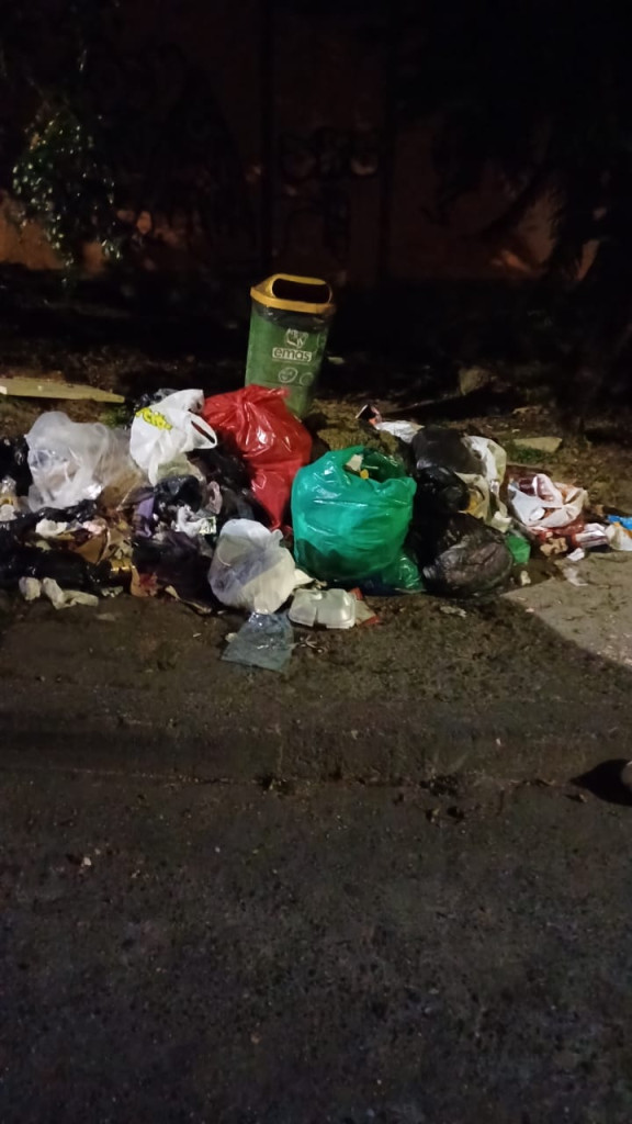 los residentes del barrio se quejan por la presencia de roedores y gallinazos que aparecen por la pila de basura que se acumula desde la mañana. Una denunciante explica que los vecinos sacan las basuras a deshoras, aunque se les llame la atención a los infractores.