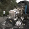 Fotografía de este martes que muestra un camión que fue incendiado en una carretera de Norte de Santander. Hombres armados incendiaron ayer siete grandes camiones que circulaban con carga por una de las principales carreteras de este departamento.