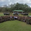 El presidente, Gustavo Petro (c), con parte de su equipo de Gobierno, visita a las tropas del Ejército en Saravena (Arauca).