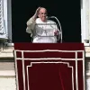 El Papa Francisco dirige su oración dominical del Ángelus desde la ventana de su oficina con vista a la Plaza de San Pedro, Ciudad del Vaticano, este domingo. 