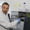 Doctor Carlos Díaz con un cromatógrafo líquido de alta resolución