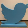La estatua del logo de Twitter se subastó en 100 mil dólares, unos $466 millones.