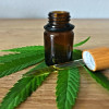 Gotero con aceite de CBD sobre una hoja de marihuana