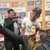 Aficionados, ciclistas y periodistas aprovecharon para tomarse una foto con Mark Cavendish, el inglés que es la figura del Tour Colombia 2.1.