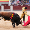 El diestro Juan de Castilla, con su primer toro en la séptima corrida de la Feria de San Isidro en la Plaza de Toros de Las Ventas (España).