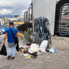 El andén a diario se convierte en un basurero para residentes, transeúntes y recicladores. 