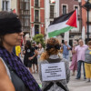 Algunas personas hicieron un performance en solidaridad con Palestina. La puesta en escena fue en la Plaza del Mercado de Logroño (España).