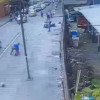 Agente de tránsito impacta a motociclista con cono y lo derriba de su moto. 