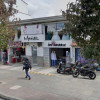 Dos de los tres establecimientos afectados. Fotos de google maps.