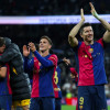 FC Barcelona celebra la victoria tras el partido de la jornada 11 de LaLiga  este sábado en el estadio Santiago Bernabéu, en Madrid. 