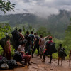 En medio de la selva espesa, en puntos definidos por los grupos que ejercen control sobre las rutas, los migrantes encuentran hidratación, alimentación y acceso a internet. Una bebida hidratante cuesta cinco dólares, una comida diez, una empanada o un pequeño helado valen dos dólares. 