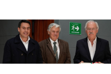 El alcalde de Manizales, Jorge Eduardo Rojas Giraldo (izquierda), con los hermanos Miguel y Julián Gutiérrez en la entrega del Cordón de la Feria.