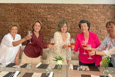 Foto | Lector | LA PATRIA  Beatriz Mejía Serna, docente de la facultad de derecho de la Universidad de Manizales y pensionada del ICBF, fue nombrada Conjuez del Tribunal Superior de Manizales. Sus amigas se reunieron para celebrar. En la imagen: Luz Helena Herrera, Gloria Orozco, Beatriz Mejía, Francia Helena López, Sara Trejos y María Eugenia Arango.