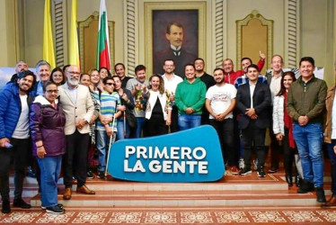 Foto | Cortesía Gobernación de Caldas | LA PATRIA Daniel Gómez, Juan Diego Torres, Federico Zapata, Luis David Arias, Eloísa Castillo, Luz Elena Castaño, Huberney Cristancho, Miriam Julieta Correa, María Lorena Hernández, Gustavo Adolfo Vargas, Adriana Ramírez, Giovanny Largo León, Jhon Mauricio Chica, Paula Londoño Vallejo, secretaria de Cultura de Caldas; Luis Carlos Velásquez, gobernador de Caldas, Ánderson Duque, Sergio Arenas Guzmán, Anthony Mateo Pineda, Wilman Vásquez, Gustavo Adolfo Vanegas, Juan Ca