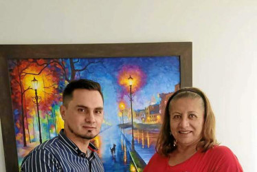 Entrega el reconocimiento, el secretario de educación de Anserma, Alexánder Zuluaga Quiroz a la señora María Melva Cárdenas Jaramillo.