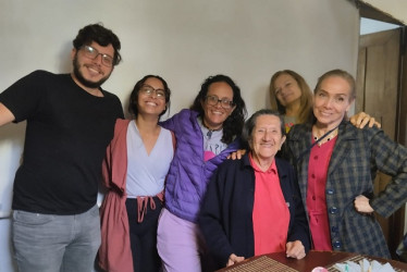 Foto |Archivo familiar | LA PATRIA A Dorian Hoyos Parra le celebraron su cumpleaños, la reunión fue familiar y de un grupo de amigas. En la foto la acompañan su nieto Urano Idarraga,Vanesa Castrillón, su hija Alejandra Becerra, Dorian la homenajeada y sus amigas Eliss del Rosario Cardona y Margorth Márquez.