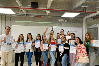 Estudiantes de la Universidad Autónoma de Manizales recibieron el título de beca de Movilidad internacional de voluntariados interculturales (MIVI), que les permitirá postularse a proyectos de voluntariados en el mundo. También recibieron su beca por parte de la Universidad Autónoma los del programa Delfín, para realizar una pasantía de investigación en el verano.