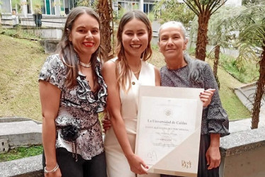 Foto | Cortesía | LA PATRIA Alejandra Aguirre Molina obvtuvo su título como abogada de la Universidad de Caldas. En su grado compartió con su Hermana Mabell Aguirre y su mamá Aleyda Molina.