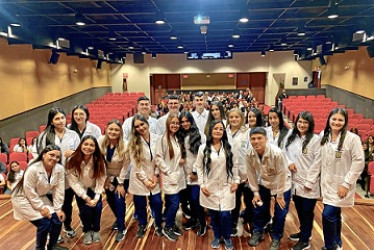 Foto | Cortesía U. Católica | LA PATRIA Se celebró la ceremonia de despedida para estudiantes de Octavo semestre del Programa de Bacteriología de la Universidad Católica de Manizales, quienes inician sus prácticas formativas en diferentes lugares del País.