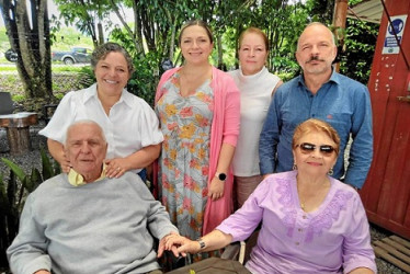 Fotos | Lector | LA PATRIA De pie Valeria Robledo, Paulina Robledo, Nancy Robledo y Gustavo Robledo; sentados don Gustavo Robledo Isaza y Rosa Vázquez de Robledo.