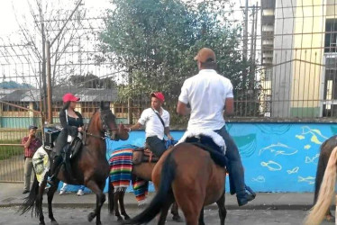 El alcalde de Santa Rosa de Cabal prohibió las cabalgatas en las fiestas de su municipio. En cambio, en Chinchiná las autoridades pasearon a caballo en el carnaval.