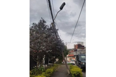 En el barrio La Arboleda están asustados con el poste 