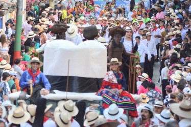 En todas las carrozas el sombrero fue el protagonista. 