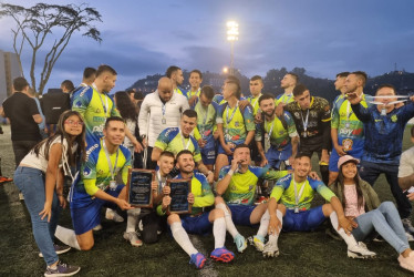 El equipo ganador celebra su título. Su mejor actuación había sido en el 2020, cuando logró un tercer puesto en el torneo villamariano.