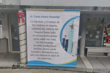 Este es el cartel colgado en la institución. Cuentan testigos que lo mandaron a retirar desde la Gerencia del Hospital Santa Sofía, en menos de una hora.