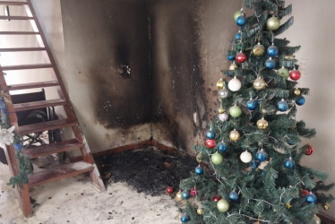 La conflagración en El Bosque se habría iniciado entre el pesebre y el árbol navideño.