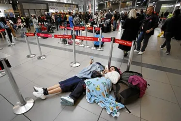 A principios de febrero Viva ya canceló algunas rutas nacionales y la decisión de paralizar sus operaciones ocasionó protestas en aeropuertos como los de Bogotá, Medellín y Barranquilla, donde los viajeros que se quedaron en tierra exigen una solución y que se respeten sus derechos.