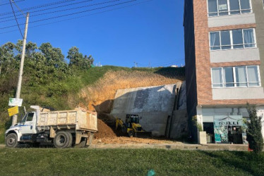 La maquinaria amarilla recogió la tierra restante en el lote. 
