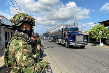 Foto | @mindefensa| LA PATRIA  12 mil efectivos del Ejército y de la Policía vigilan la vía al mar entre Antioquia y Córdoba.