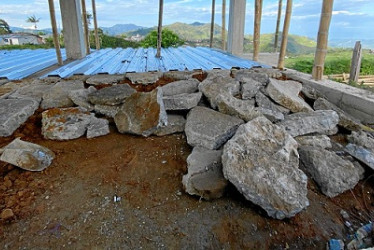 Así se inició la construcción de las bases del suelo con los escombros.