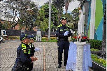 Henry Sanabria, director de la Policía Nacional, es criticado por imponer en la institución sus crencias religiosas.